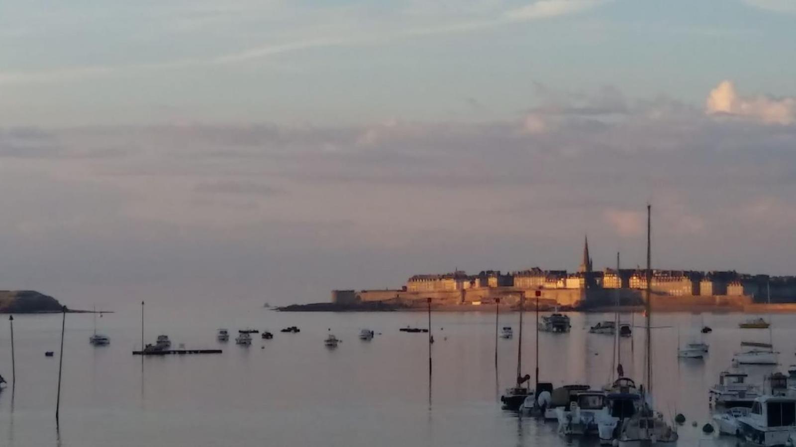 Loft Atypique Hyper Centre A 5Mn A Pied De La Plage De L'Ecluse 2 A 8 Personnes Dinard Eksteriør billede